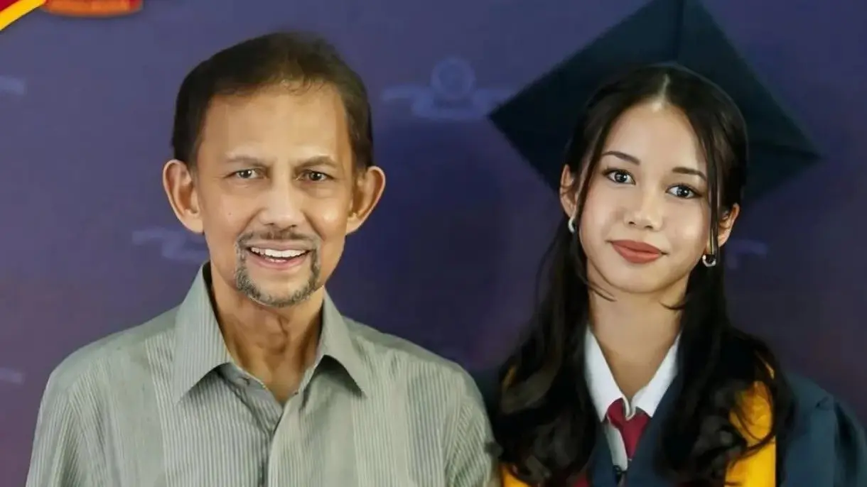 Kesederhanaan Sultan Brunei Saat Hadiri Wisuda Sang Putri