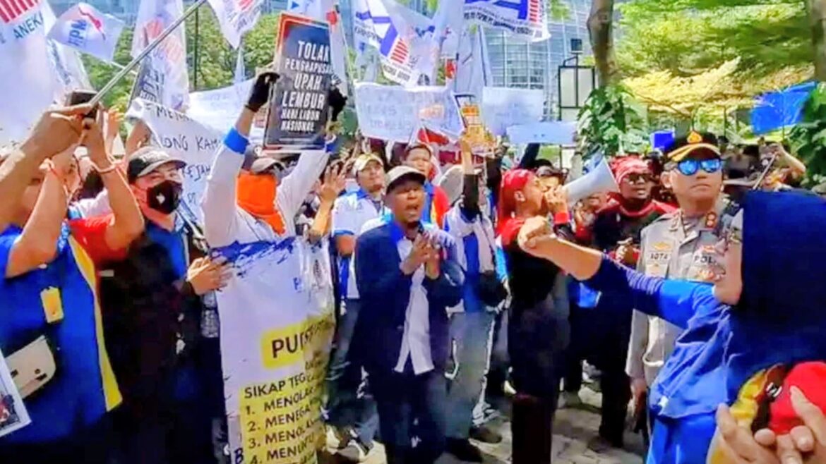 Ribuan Massa Gelar Aksi Demonstrasi di Gambir, Tuntut Cabut Mandat Prabowo