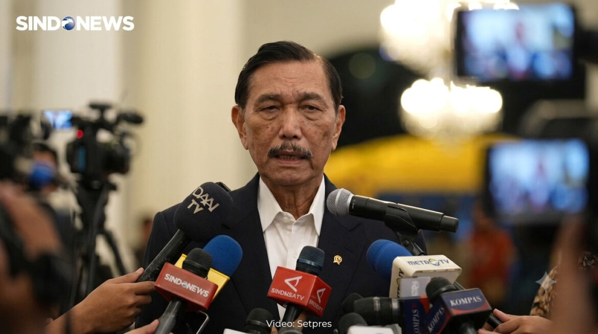 Luhut: Bansos Tidak Berupa Barang, Tapi Uang Cash Transfer Rp5,4 Juta Langsung ke Penerima