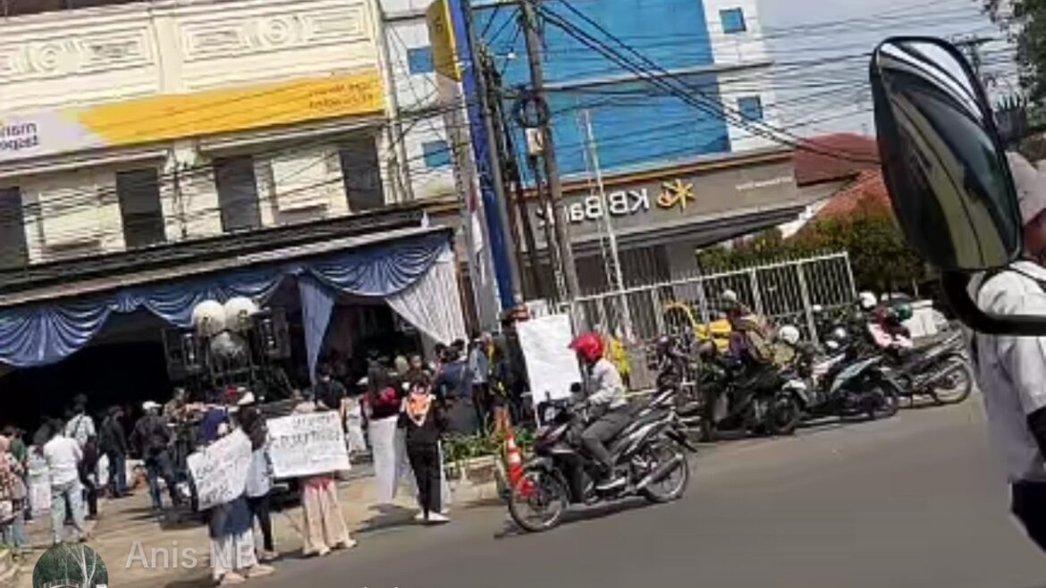 Kantor Cabang Mandiri Taspen Digeruduk Massa, Tuntut Ganti Rugi