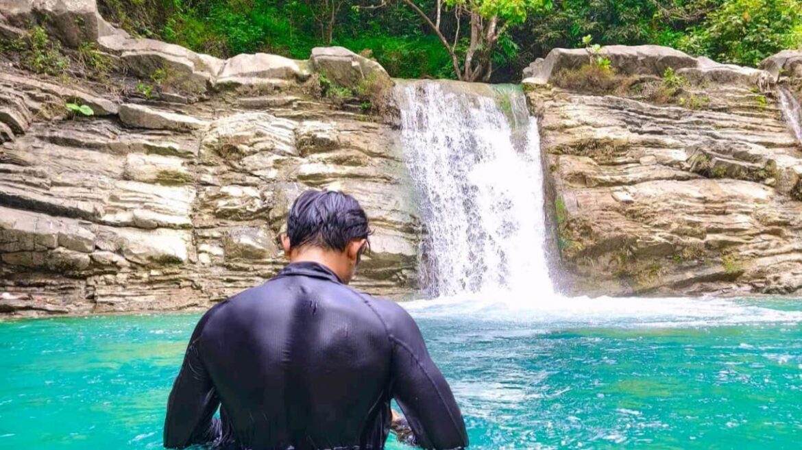 Wisata Curug Tonjong: Pesona Surga Biru Tosca Tersembunyi di Brebes