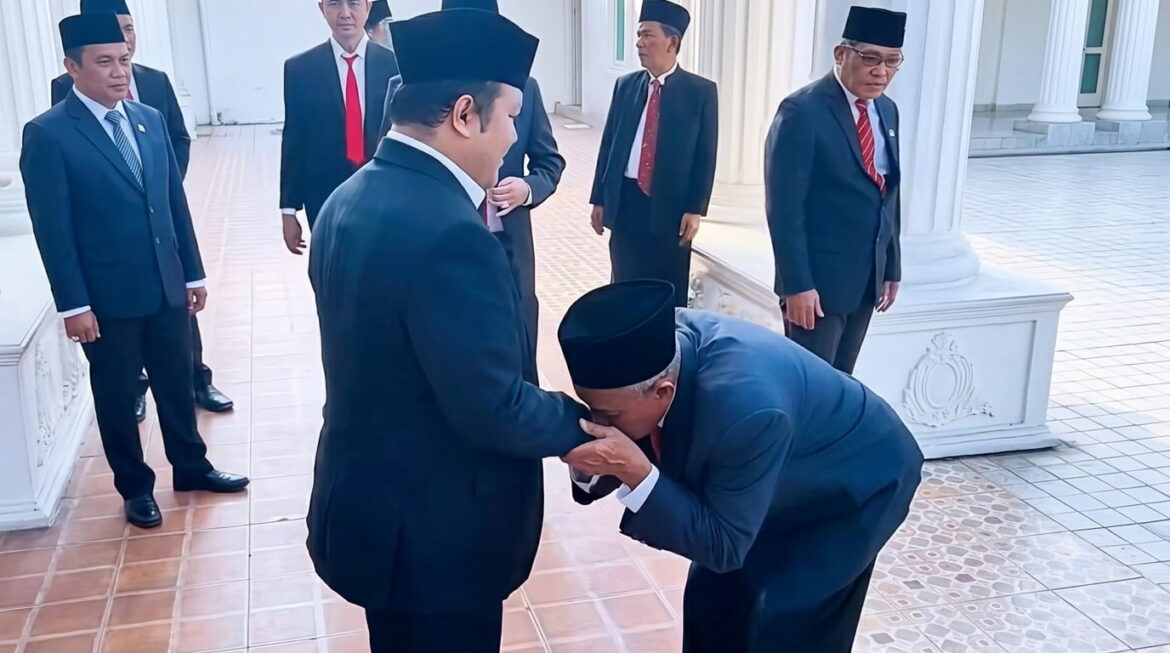 Pejabat Tua dan Muda Antre Sungkem ke Bupati Kendal Tuai Reaksi Netizen